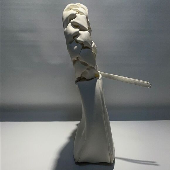 Elegant white faux leather Braided Handle Bag - Picture 3 of 9